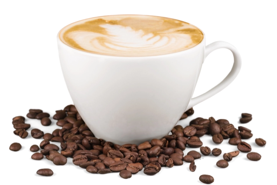 Ein Tasse Kaffee mit Latte Art und Bohnen rundherum platziert als Deko